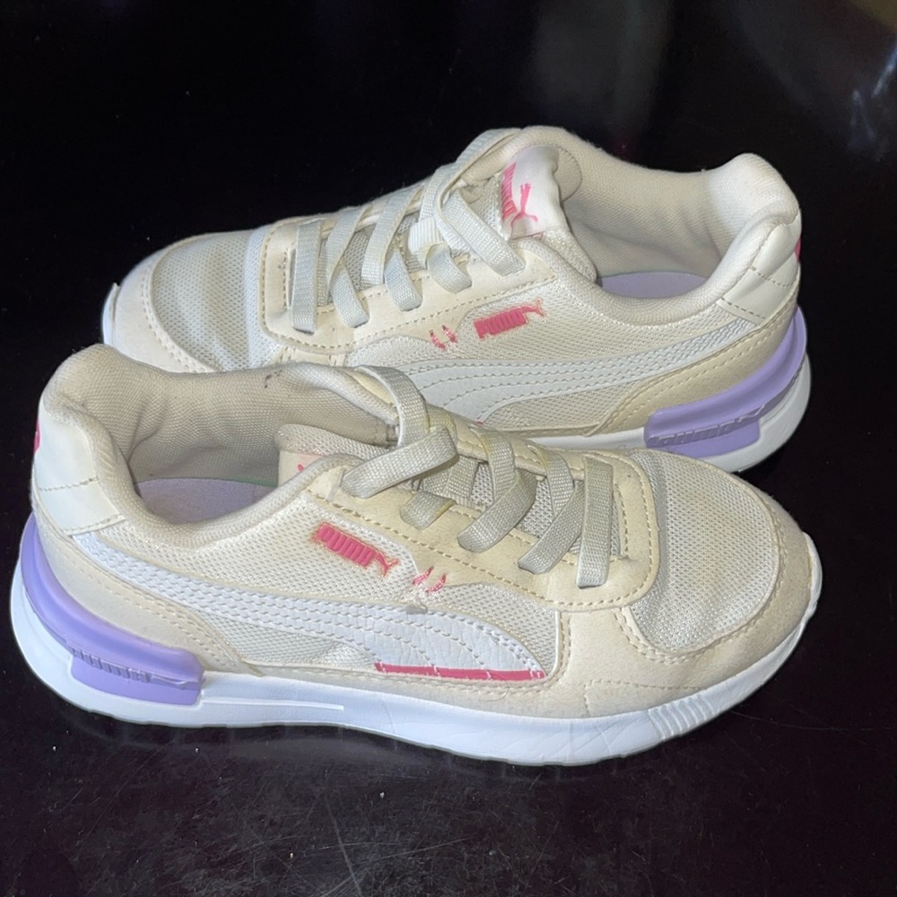 Barely work girls Puma sneakers size 2 (big kid)
